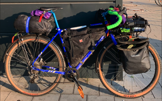 Man braucht kein spezielles Bikepacking-Fahrrad und auch keine riesige Ausrüstung wie im Bild