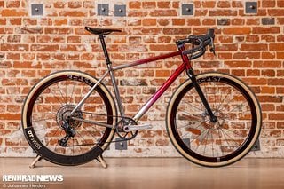 Von Dinolfo Cycles aus Wiesbaden kam ein Gravel Bike mit Lackierung genau passend zu den Komponenten.