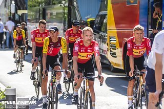 Team Cofidis auf dem Weg zum Teambus.