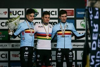 Das Regenbogentrikot geht an Mathieu van der Poel, Silber an van Aert, Bronze Aerts