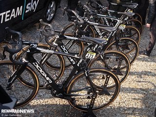 Team Sky trat komplett auf den neuen Pinarello Dogma FS an