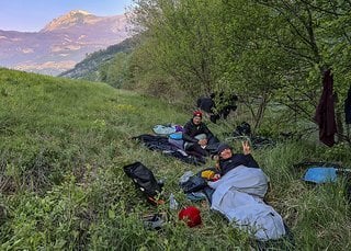 Im Etschtal im Südtirol ist es schmal, deshalb suchen wir einen Schlafplatz an einer Stelle, an der die Bahngleise etwas weiter weg sind. Der Lärm der Brennerautobahn summt uns in den Schlaf.