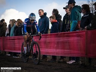 Ceylin del Carmen Alvarado in der letzten langen Abfahrt vor dem Ziel