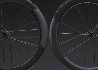 Die Roval Rapide CLX Sprint setzen auf eine 63 mm tiefe Felge vorne und eine 58 mm tiefe Felge hinten, um bei Sprints und schnellen, flachen Ettapen alles herauszuholen. Das Gewicht liegt damit bei knapp unter 1.400 g, der Preis für das Set beträgt knapp 3.500 € (UVP). Die Roval Rapide CLX Sprint setzen auf eine 63 mm tiefe Felge vorne und eine 58 mm tiefe Felge hinten, um bei Sprints und schnellen, flachen Ettapen alles herauszuholen. Das Gewicht liegt damit bei knapp unter 1.400 g, der Preis für das Set beträgt knapp 3.500 € (UVP).