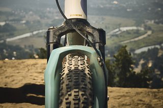 Die neue RockShox Rudy XL bietet jede Menge Reifenbreite und 60 mm Federweg.