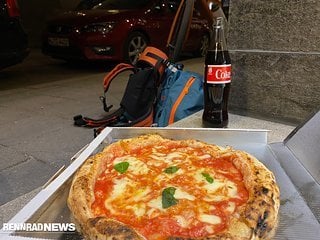 Neapolitanische Pizza. Belohnung fürs frühe Aufstehen und lange Treten.