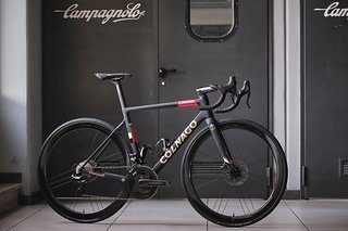 Team Emirates schickt den Vorjahressieger auf einem Colnago V3RS ins Rennen.