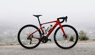 Auch eine günstige Version mit mechanischer Shimano 105 Gruppe ist im Angebot.