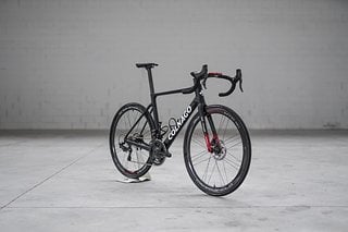 Dass Colnago bewusst auf Windtunnel Tests verzichtete, kann bedeuten, dass mehr Fokus auf Steifigkeit und Gewicht lag.