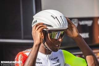 Die Uvex Pace Stage CV Brille ist genau auf die Helmform abgestimmt.