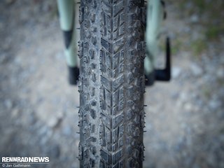 Das Laufrichtungs-gebundene Zipp Profil fährt viele verschiedene Stollenformen mit dichterer Mitte auf