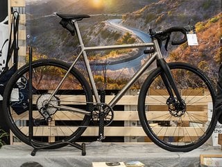 Das Allroad TI von Blackheart Bikes aus L.A. am Stand von Cycle Collective haben wir schon kurz angeteasert