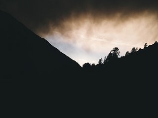 Aufziehende Gewitterwolken am Campingplatz.