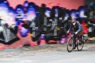 Wer mit dem Fahrrad zur Arbeit fährt, kann die gleiche Kilometerpauschale ansetzen wie Autofahrer*innen, gibt aber weniger aus