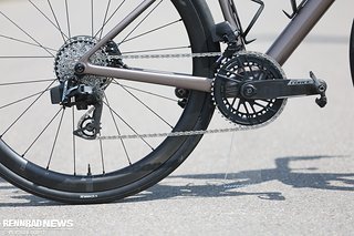 Am Testbike ist die neue SRAM Force AXS Gruppe mit einseitig messendem Powermeter verbaut. Am Testbike ist die neue SRAM Force AXS Gruppe mit einseitig messendem Powermeter verbaut.