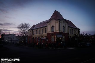 Um das Eiscafé Alte Post in Bernau liegt ein Ring aus Fahrrädern.