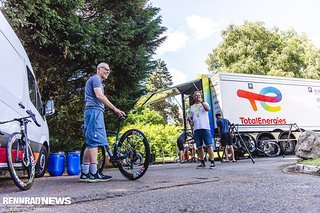 Beim kleinen, aber feinen und sehr sympathischen Team TotalEnergies schauten wir uns die Enve-Bikes genauer an.