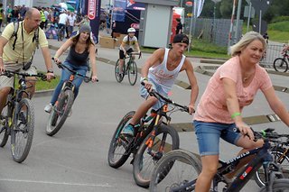 Ob alt, ob jung: Alle sitzen auf dem E-Bike.