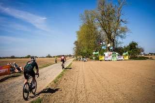 Die letzten Sektoren kommen zwar Schlag auf Schlag, doch ich empfinde sie nicht mehr als ganz so schlimm, weil man relativ häufig links und rechts vom Pavé noch etwas Gravel hat. Die letzten Sektoren kommen zwar Schlag auf Schlag, doch ich empfinde sie nicht mehr als ganz so schlimm, weil man relativ häufig links und rechts vom Pavé noch etwas Gravel hat.