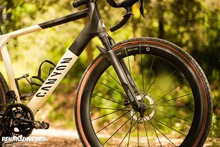 Das Design der Gabel soll die Federtechnik möglichst unauffällig ans Gravel Bike bringen. Das Design der Gabel soll die Federtechnik möglichst unauffällig ans Gravel Bike bringen.
