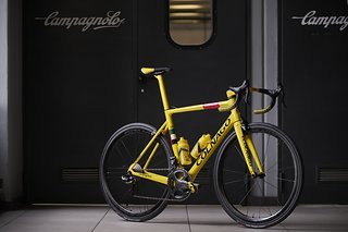 Für den Toursieg im letzten Jahr legte Colnago eine Sonderedition des Bikes auf – damals noch mit Felgenbremsen.