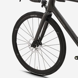 Die EDR CF Ultra LTD Version ist außerdem mit einem Nabenddynamo für integrierte Beleuchtung und einem UDB-Ladeanschluss ausgestattet