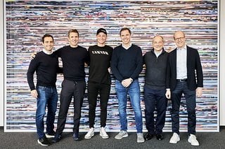 Mathieu van der Poel bei der Vertragsunterzeichnung am 18. März in Koblenz. Dort traf er sich unter anderem mit Canyon CEO Nicholas de Ros Wallace sowie dem CEO des belgischen Investors GBL, Ian Gallienne.