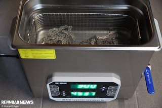 Wer eine besonders gründliche Reinigung möchte, verwendet zusätzlich einen Ultraschall-Reiniger. Wer eine besonders gründliche Reinigung möchte, verwendet zusätzlich einen Ultraschall-Reiniger.