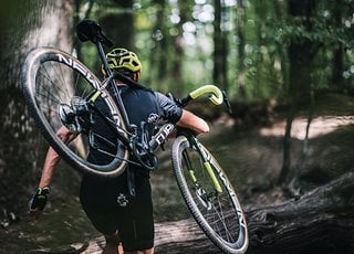 Zum Schultern besitzt das Cube Cross Race C:62 ein entsprechend abgeflachtes Oberrohr