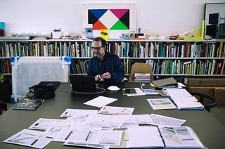 „Es war ziemlich herausfordernd, die komplexe Geometrie des Rahmens mit grafischen Elementen zu belegen“, sagt Konstantin Grcic.