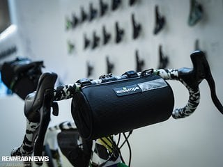 Ergänzt war das Bike am Stand von Selle Italia mit Bikepacking-Taschen des italienischen Produzenten Missgrape.