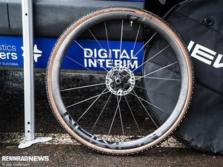 Sonst fährt das Team auch im rauen CX-Sport Schwalbe G-One R Tubeless-Reifen auf leichteren Newmen SL X.R. 36 Vonoa Laufrädern mit Carbonspeichen.