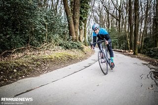 Auf schlechten Straßen sind die breiten Reifen und Felgen ein Vorteil