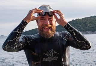 Foto@Markus Weinberg 20201124 Jonas Deichmann Finish Swiming in Dubrovnik after 456 km 1001