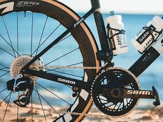 Mit der SRAM Red AXS inklusive Quarq Powermeter wird geschaltet.