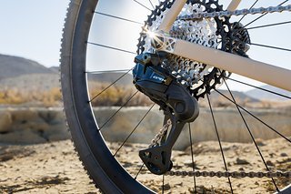 Das kabellose Schaltwerk kostet 489,95 € (UVP) und basiert auf dem ebenfalls neu vorgestellten MTB-Schaltwerk und setzt auch auf die Dual Spring Chain Stabilizing Technologie, um die Kette straff gespannt zu halten.