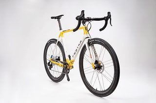 Für Designer Peltonen bietet das laute Design des Rallye Gravel Bikes willkommene Abwechslung im Erdton-Einerlei des Segmentes.