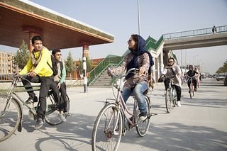 Auf Fahrrad zu mehr Freiheit und Unabhängigkeit.