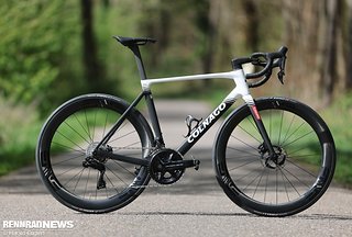 Das neue Colnago V5Rs bereichert die Kategorie der Superbikes - leicht, schnell und teuer Das neue Colnago V5Rs bereichert die Kategorie der Superbikes - leicht, schnell und teuer