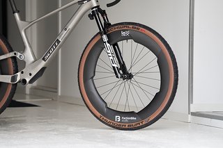 Mit 70 mm Tiefe und 52 mm Breite soll die Felge Aerodynamik und Stabilität für breite Gravelreifen kombinieren.