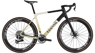 Auch Canyon lässt es sich nicht nehmen und stellt mit dem Grail CFR XPLR ein Gravel-Bike mit der neuen 13-fach Schaltung vor – zu haben ist der 7,5 kg leichte Bolide für 8.499 € (UVP).