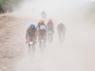 Team Amani fuhr schon bereits Gravel Rennen die POC Ventral Helme in verschiedenen Farben.