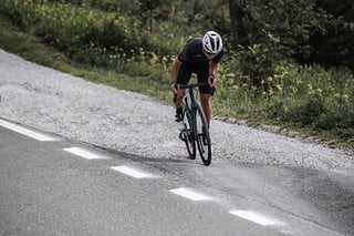 Die neue BMC Roadmachine X soll auch abseits glatten Asphalts glänzen