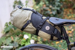 Specialized und Fjällräven bieten zwei Größen für den Packsack an, hier im Bild die große 16 l Variante