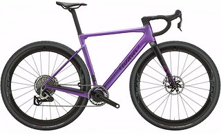 Extra für die Einführung der neuen SRAM Red XPLR AXS wurde das Design des Wilier Rave SLR überarbeitet – dabei stehen einige extravagante Lackierungen zur Auswahl. Zu haben ist das Topmodell für 10.200 € (UVP).