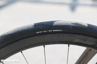 Serienmäßig sind an allen neuen Scott Addict 34 mm breite Reifen verbaut Serienmäßig sind an allen neuen Scott Addict 34 mm breite Reifen verbaut