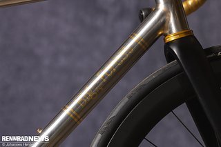 Der vergoldete Schriftzug wird elektrolytisch aufgetragen.