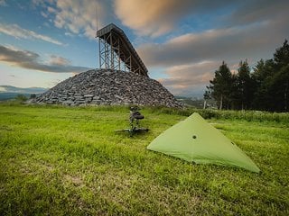 Manche schlafen in Zelten, Nathalie übernachtet in Duschräumen auf Campingplätzen.