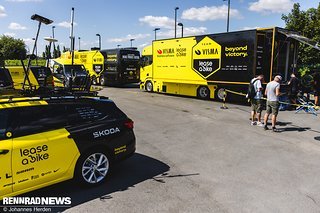 Das niederländische Team hatte für die Vorbereitung am Standplatz für Etappe 1 eine regelrechte Wagenburg aufgebaut.