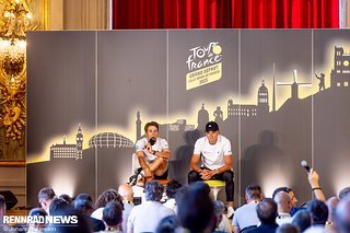 Jasper Philipsen und Mathieu van der Poel vor der Pressekonferenz in der pompösen Oper von Lille.